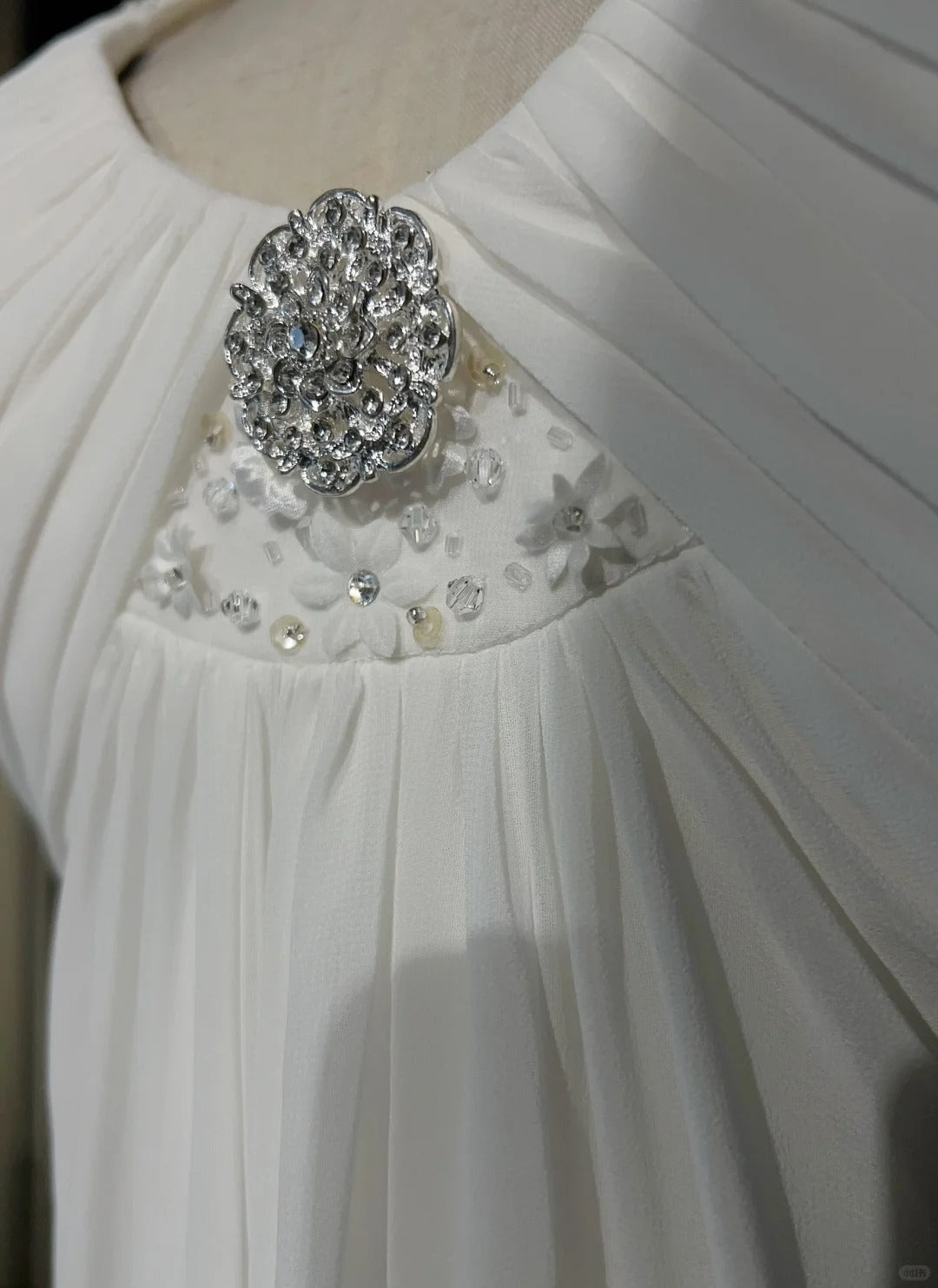 Simple White Prom Dresses A line V Neck Chiffon Sleeveless With Beaded Semi Formal Evening Dress N3820